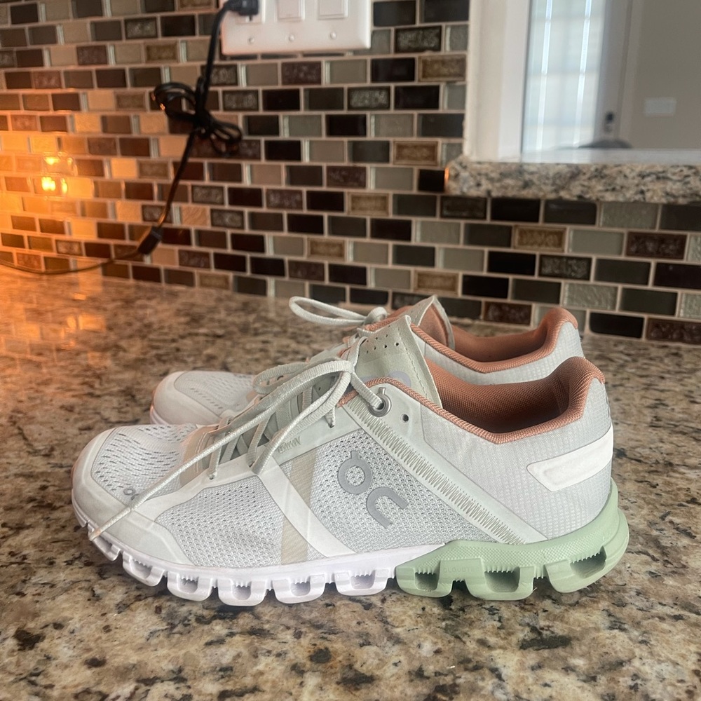 On cloud flow running shoes 6.5